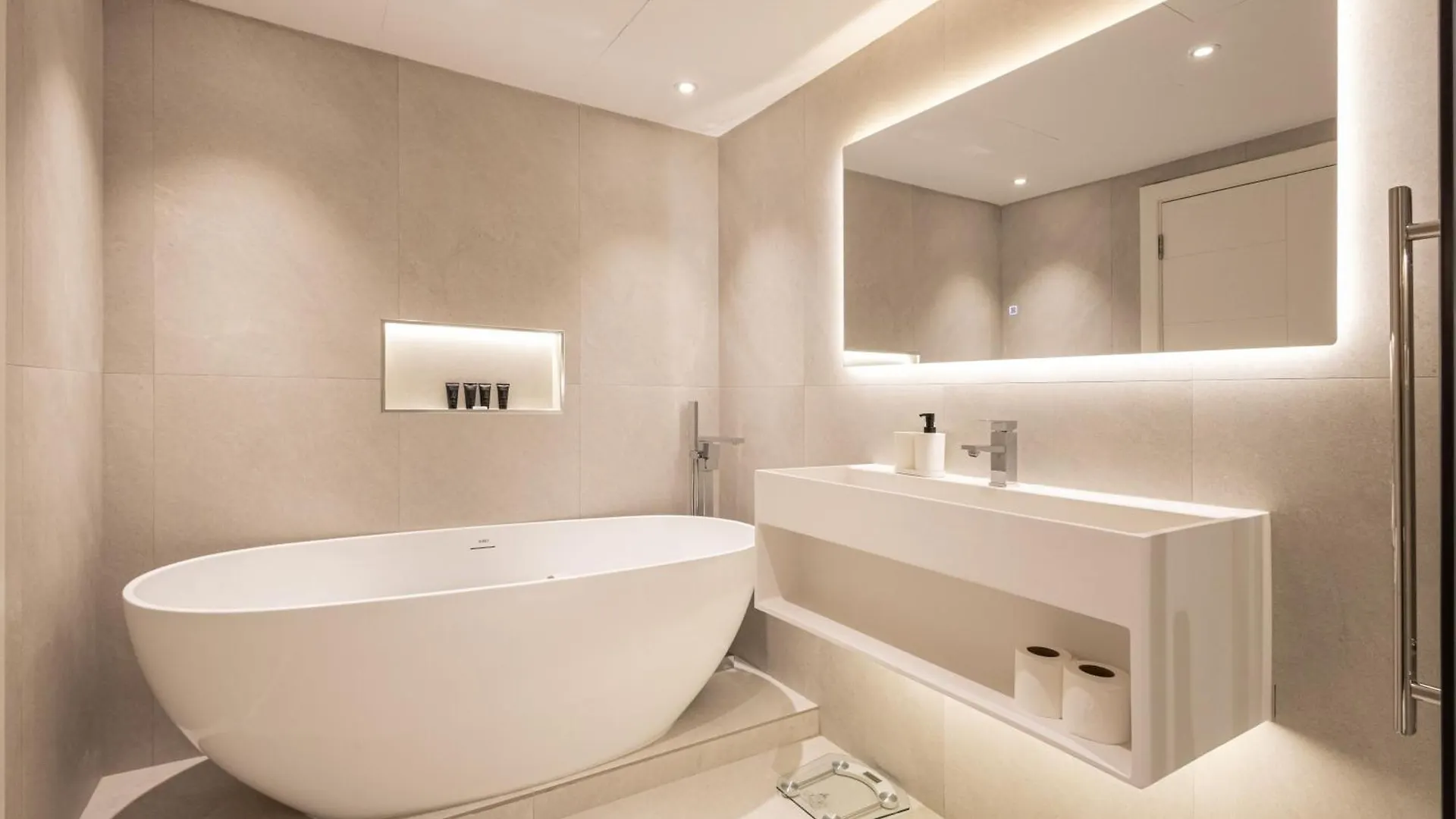 Stylish & Upgraded 2Br Apartment Near Dubai Mall - Allsopp & Allsopp