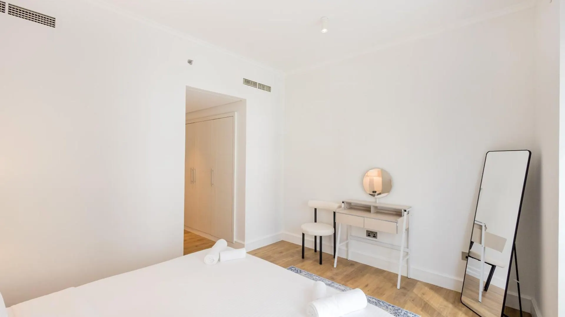Stylish & Upgraded 2Br Apartment Near Dubai Mall - Allsopp & Allsopp アラブ首長国連邦